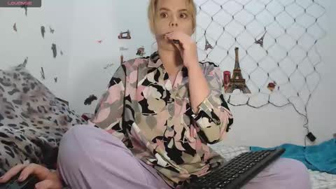 Stephanie   online show from 10.02.25