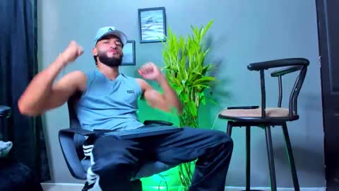 Snapshot of stev_velez chatting on 10.25.25 Steve online show from 10.25.25