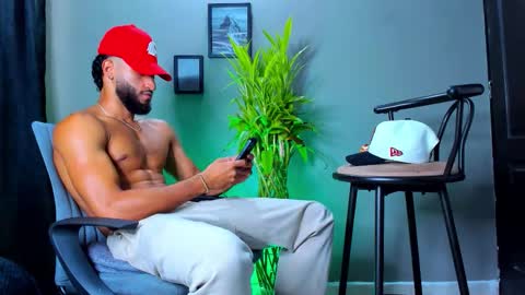 Snapshot of stev_velez chatting on 11.25.25 Steve online show from 11.25.25