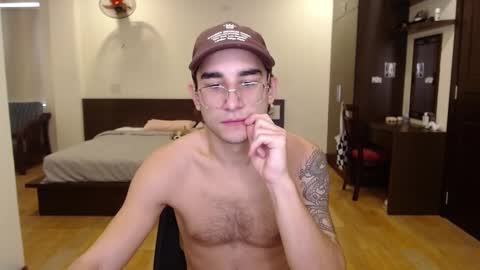 Snapshot of steveoceanbeanhuge chatting on 01.05.25 Alex online show from 01.05.25