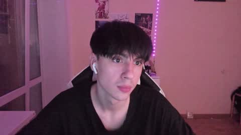 Snapshot of stralght_twinks chatting on 12.04.24 Ray online show from 12.04.24