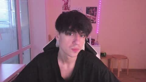 Snapshot of stralght_twinks chatting on 12.19.24 Ray online show from 12.19.24