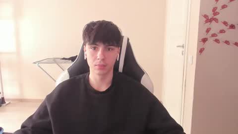 Snapshot of stralght_twinks chatting on 03.10.25 Ray online show from 03.10.25