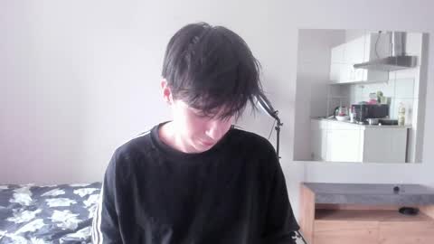 Snapshot of stralght_twinks chatting on 04.28.26 Ray online show from 04.28.26