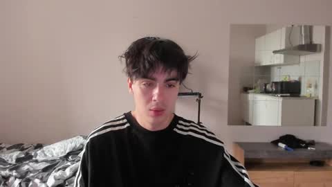 Snapshot of stralght_twinks chatting on 05.28.26 Ray online show from 05.28.26