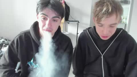 Snapshot of stralght_twinks chatting on 05.29.26 Ray online show from 05.29.26