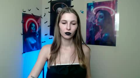 Snapshot of stranger_giirl chatting on 10.31.25 Amalia online show from 10.31.25