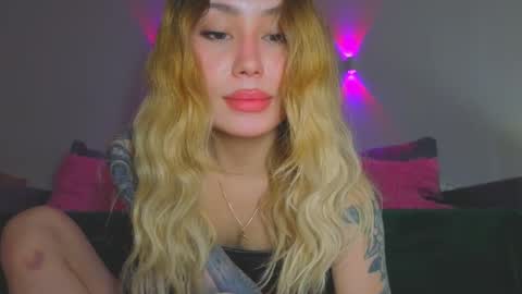Snapshot of strawberrypie99 chatting on 04.27.26 Tati and Lola online show from 04.27.26