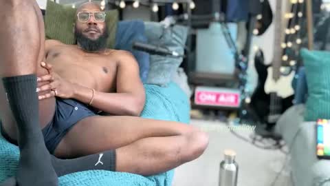 Snapshot of strongmellow chatting on 10.23.25 strongmellow online show from 10.23.25