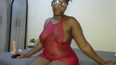 Snapshot of sucker_queen chatting on 10.02.25 Beverly online show from 10.02.25