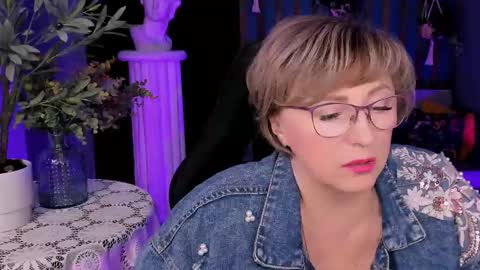 Snapshot of sugarvi chatting on 10.15.25 Vivien online show from 10.15.25