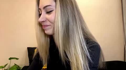 Snapshot of sun_under_dark chatting on 12.14.25 Lexi online show from 12.14.25