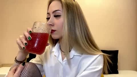 Snapshot of sun_under_dark chatting on 12.17.25 Lexi online show from 12.17.25