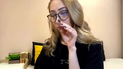 Snapshot of sun_under_dark chatting on 12.18.25 Lexi online show from 12.18.25