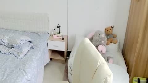 Snapshot of sun_yummy chatting on 11.10.25 Lucis online show from 11.10.25