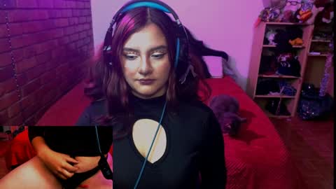 Snapshot of sunlight_7 chatting on 12.24.24 sunny online show from 12.24.24