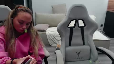 Snapshot of sunny1girl chatting on 09.23.25 Alice and Sergey online show from 09.23.25