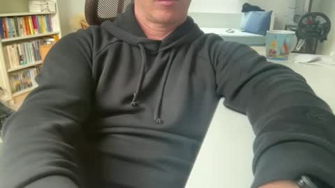 Snapshot of surfstar81 chatting on 09.30.25 surfstar81 online show from 09.30.25