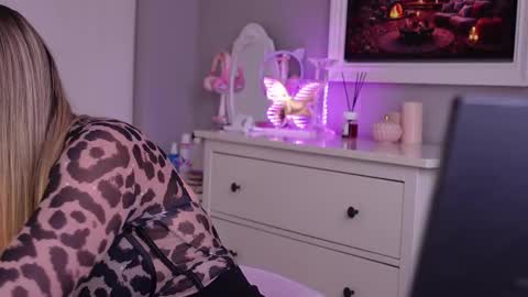 Snapshot of susanjewel chatting on 10.26.25 SusanJewel online show from 10.26.25