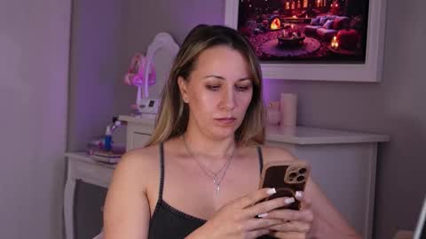 Snapshot of susanjewel chatting on 11.19.25 SusanJewel online show from 11.19.25