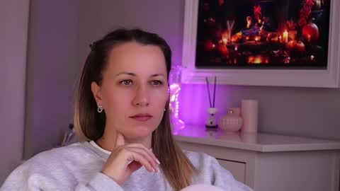 Snapshot of susanjewel chatting on 11.25.25 SusanJewel online show from 11.25.25