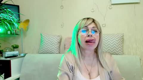 Snapshot of susienoreen chatting on 03.07.25 SusieNoreen online show from 03.07.25