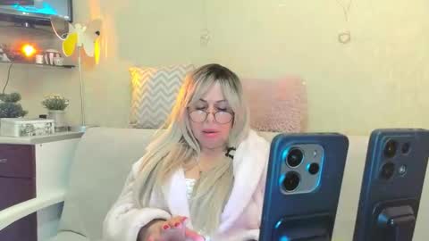 Snapshot of susienoreen chatting on 10.25.25 SusieNoreen online show from 10.25.25