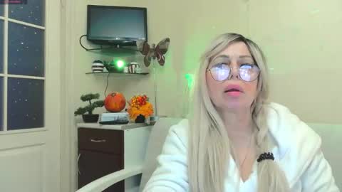 Snapshot of susienoreen chatting on 10.29.25 SusieNoreen online show from 10.29.25