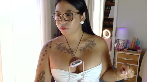 Snapshot of susiesunny chatting on 05.21.26 susana online show from 05.21.26