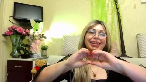 Snapshot of susiexnoreen chatting on 05.13.26 SusiexNoreen online show from 05.13.26