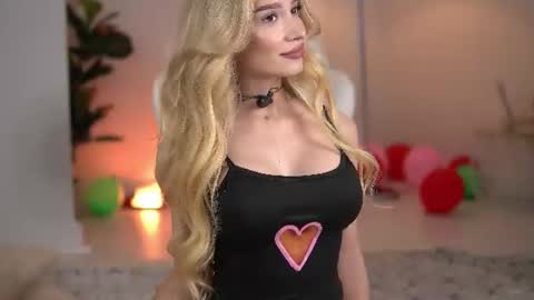 Snapshot of svveetluna chatting on 06.19.26 SweetLuna online show from 06.19.26
