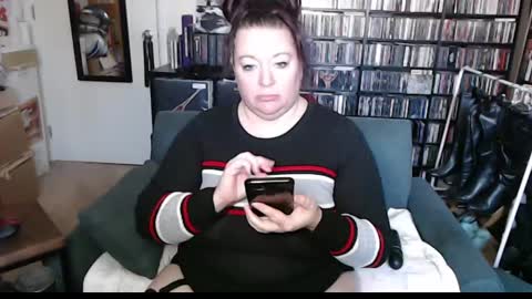 Snapshot of sweater_queen chatting on 01.21.25 Sweater Queen online show from 01.21.25