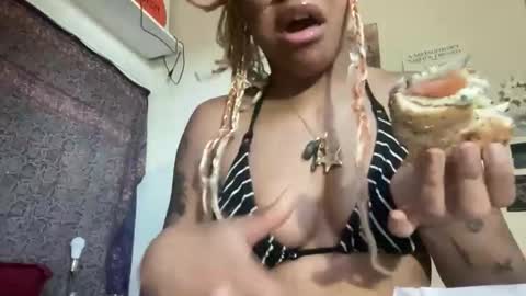 Snapshot of sweeetg1rl chatting on 04.20.26 june online show from 04.20.26