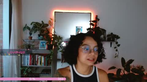 Snapshot of sweet_bluee chatting on 05.27.26 Tutti online show from 05.27.26