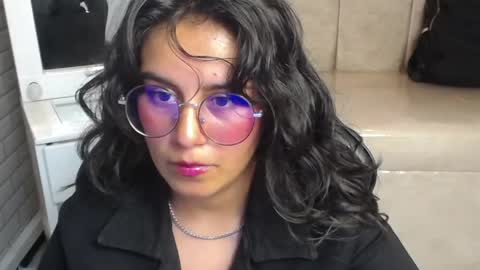 Snapshot of sweet_cam_v chatting on 04.11.26 Hi Stream 1430 to 2100pm online show from 04.11.26