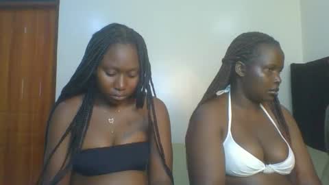 Snapshot of sweet_camila5 chatting on 10.22.25 Camila online show from 10.22.25