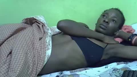 Snapshot of sweet_candie01 chatting on 12.17.25 sweet_candie01 online show from 12.17.25