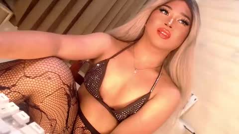 Snapshot of sweet_hoelly chatting on 02.13.25 Slutty Shannel online show from 02.13.25