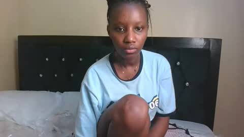 Snapshot of sweet_kio chatting on 11.08.25 sexyy online show from 11.08.25