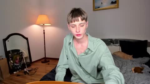 Snapshot of sweet_peach__ chatting on 12.20.24 kira online show from 12.20.24