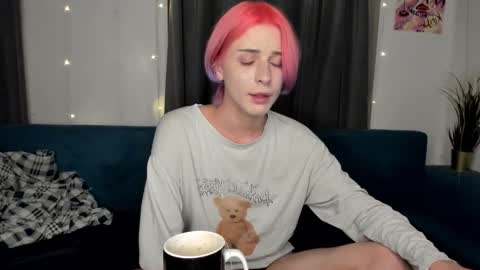 Snapshot of sweet_peach__ chatting on 09.17.25 kira online show from 09.17.25