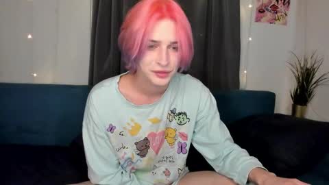 Snapshot of sweet_peach__ chatting on 09.18.25 kira online show from 09.18.25