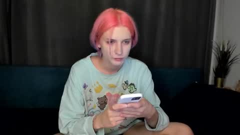 Snapshot of sweet_peach__ chatting on 09.19.25 kira online show from 09.19.25