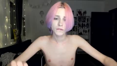 Snapshot of sweet_peach__ chatting on 10.19.25 kira online show from 10.19.25