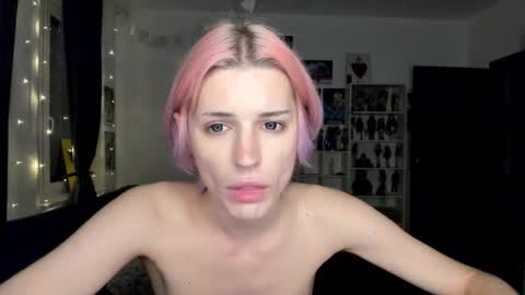 Snapshot of sweet_peach__ chatting on 10.20.25 kira online show from 10.20.25