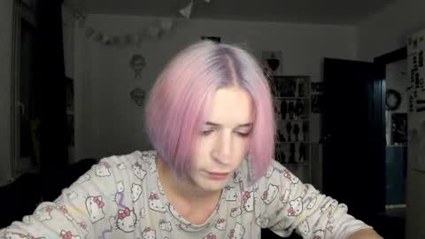 Snapshot of sweet_peach__ chatting on 10.23.25 kira online show from 10.23.25