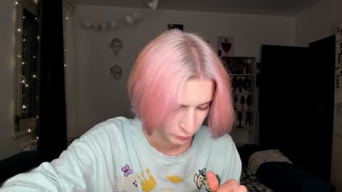 Snapshot of sweet_peach__ chatting on 10.29.25 kira online show from 10.29.25