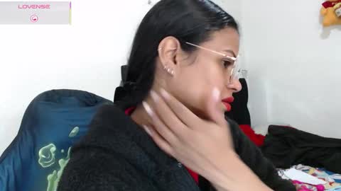 Snapshot of sweetalmaa chatting on 11.10.25 Alma online show from 11.10.25