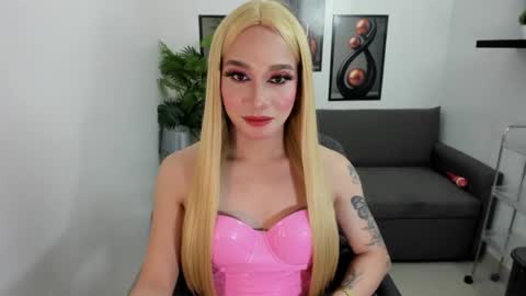 Snapshot of sweeteverdeen chatting on 06.25.26 sweetkatniss online show from 06.25.26