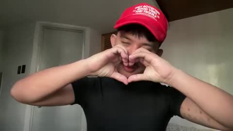 Snapshot of sweetguy102103 chatting on 11.25.25 khrayan online show from 11.25.25